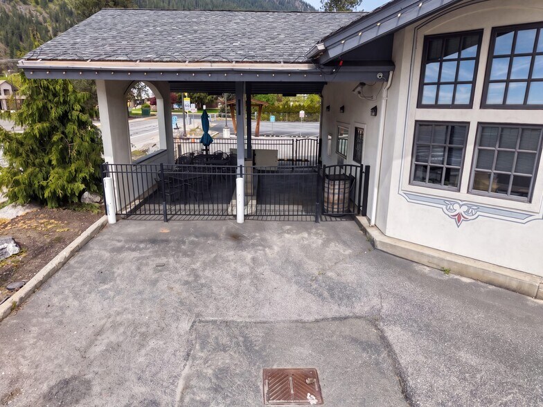 More Photos Of 300 US Highway 2, Leavenworth Bank For Sale