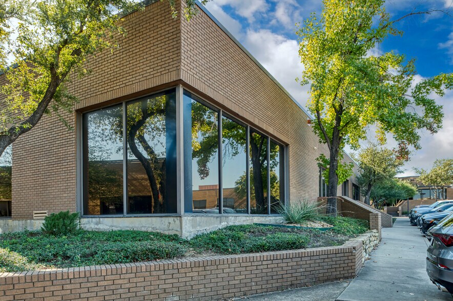 More Photos Of 1610 Corporate Ct, Irving Office For Lease