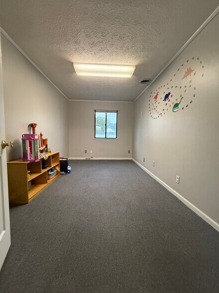 More Photos Of 114 S Maple St, Winchester Office For Lease