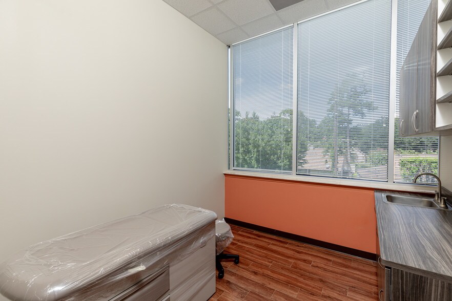 More Photos Of 16422 Stuebner Airline Rd, Spring Medical For Lease