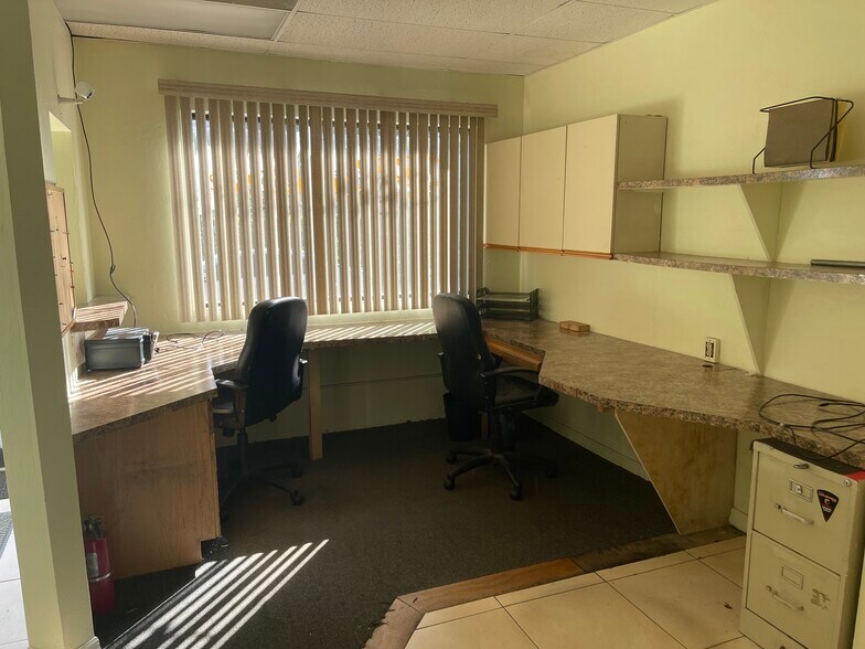 More Photos Of 960 Chalmer Dr, Marco Island Light Manufacturing For Sale