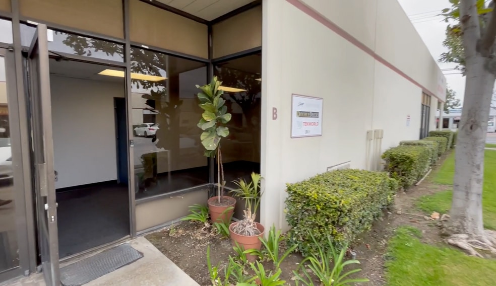 More Photos Of 230 E Dyer Rd, Santa Ana Manufacturing For Lease