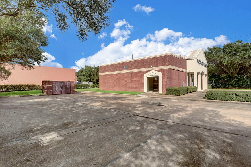 More Photos Of 2310 Settlers Way Blvd, Sugar Land Freestanding For Lease