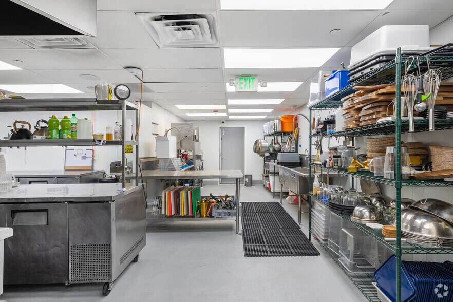 More Photos Of 11150 Ventura Blvd, Studio City Restaurant For Sale