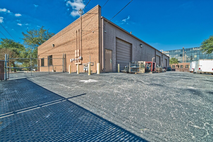 More Photos Of 10906 Laureate Dr, San Antonio Light Distribution For Lease