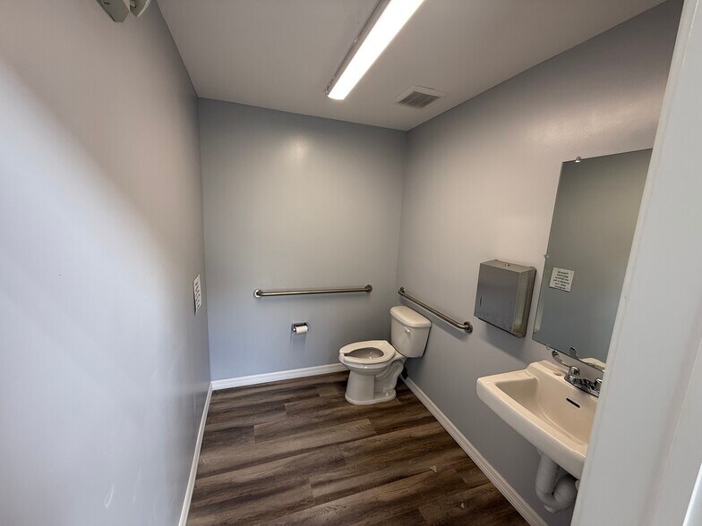 More Photos Of 8307-8309 Atlantic Blvd, Jacksonville Showroom For Lease