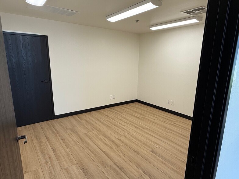 More Photos Of 4450 Dupont Ct, Ventura Manufacturing For Lease