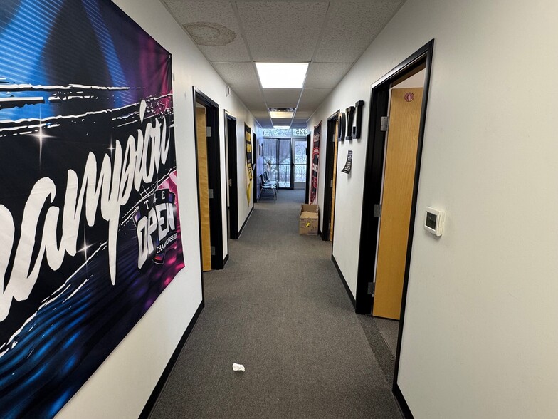More Photos Of 8325-8339 Nieman Rd, Lenexa Flex For Lease