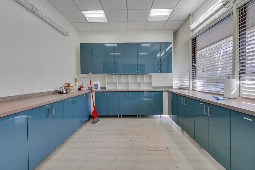 More Photos Of 5947-5951 Variel Ave, Woodland Hills Office For Sale