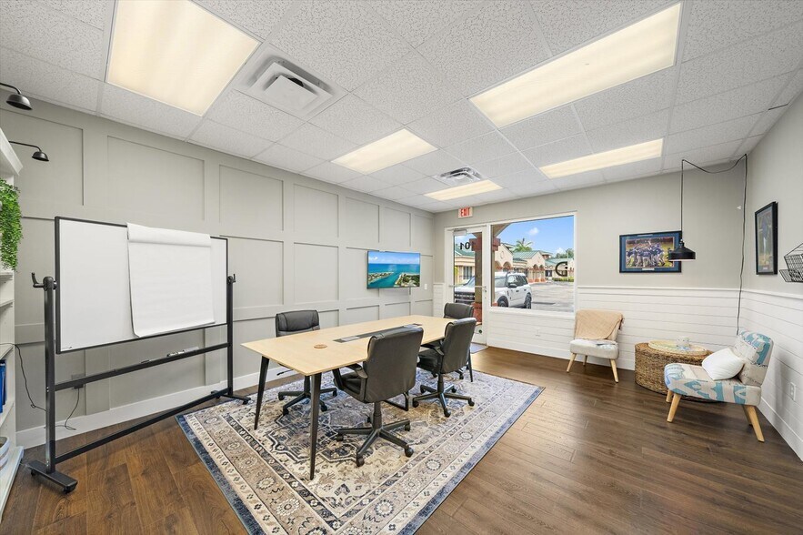 More Photos Of 202 N Rhodes Ave, Sarasota Office For Sale