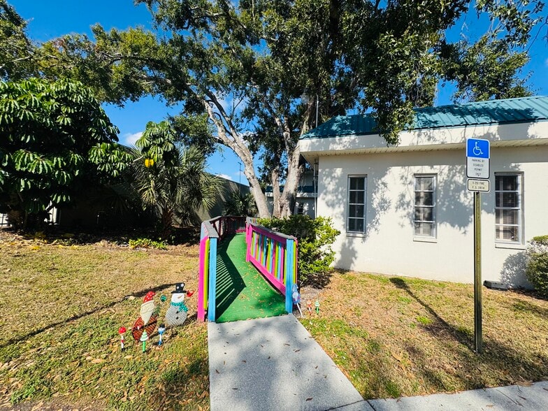 More Photos Of 4509 Bee Ridge Rd, Sarasota Medical For Sale
