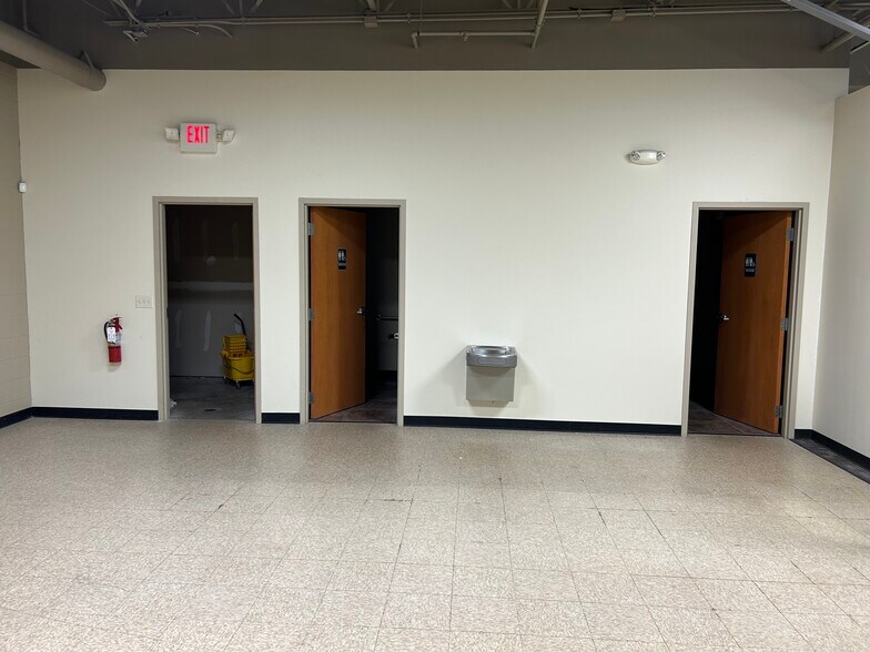 More Photos Of 1148-1166 Westowne Dr, Neenah Unknown For Lease