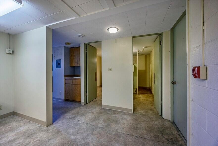 More Photos Of 210 NE Alder St, Toledo Office For Sale
