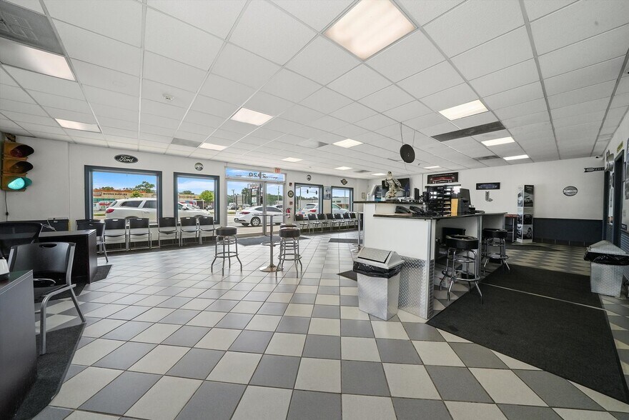 More Photos Of 2920 W 159th St, Markham Freestanding For Sale