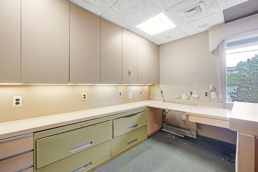 More Photos Of 385 S Maple Ave, Glen Rock Medical For Lease