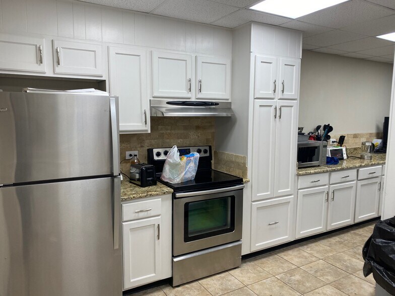 More Photos Of 619 W Rhapsody Dr, San Antonio Light Manufacturing For Lease