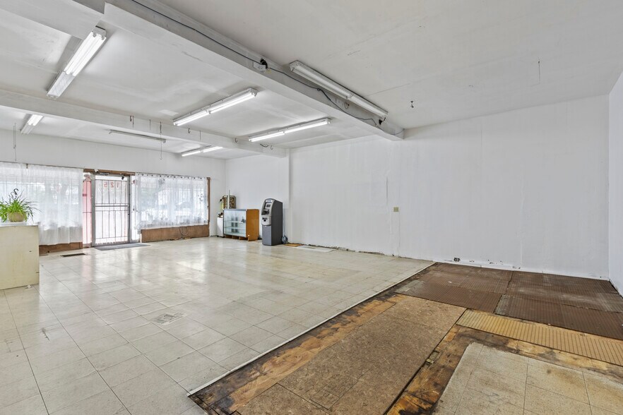 More Photos Of 125 Tolton Ave, Hamilton Department Store For Lease