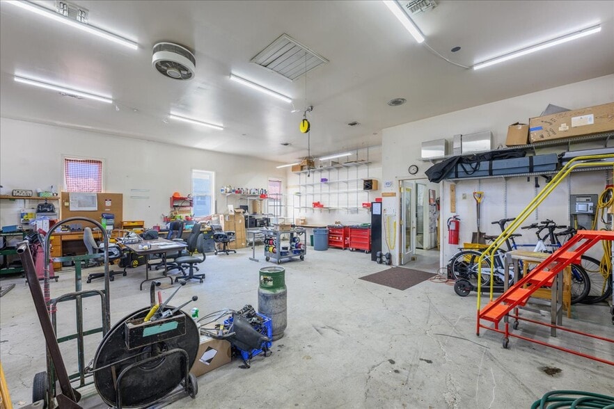 More Photos Of 14 Hewlett Ave, East Patchogue Manufacturing For Lease