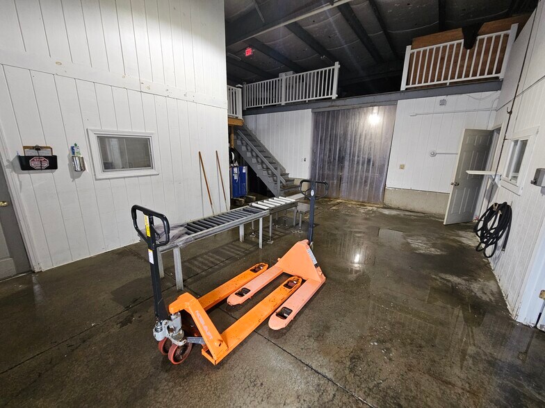 More Photos Of 21 Ranger Dr, Kittery Light Distribution For Sale