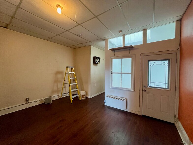 More Photos Of 402 Spadina Av, Toronto Storefront Retail Residential For Lease