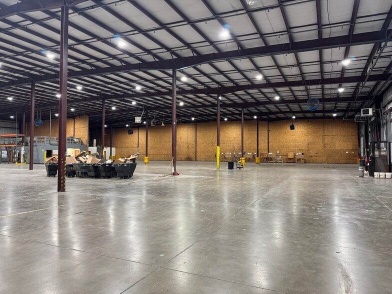 More Photos Of 5201 Park Emerson Dr, Indianapolis Distribution For Lease