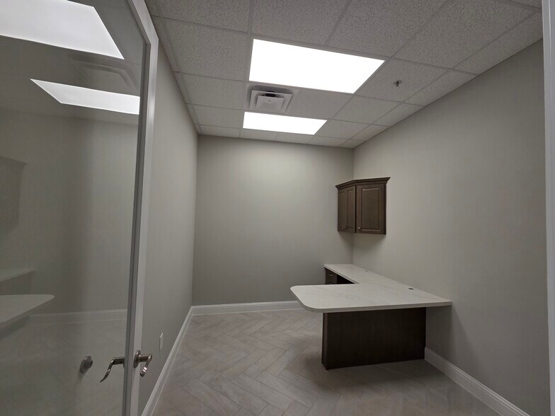 More Photos Of 1925 Pearland Pky, Pearland Storefront For Lease