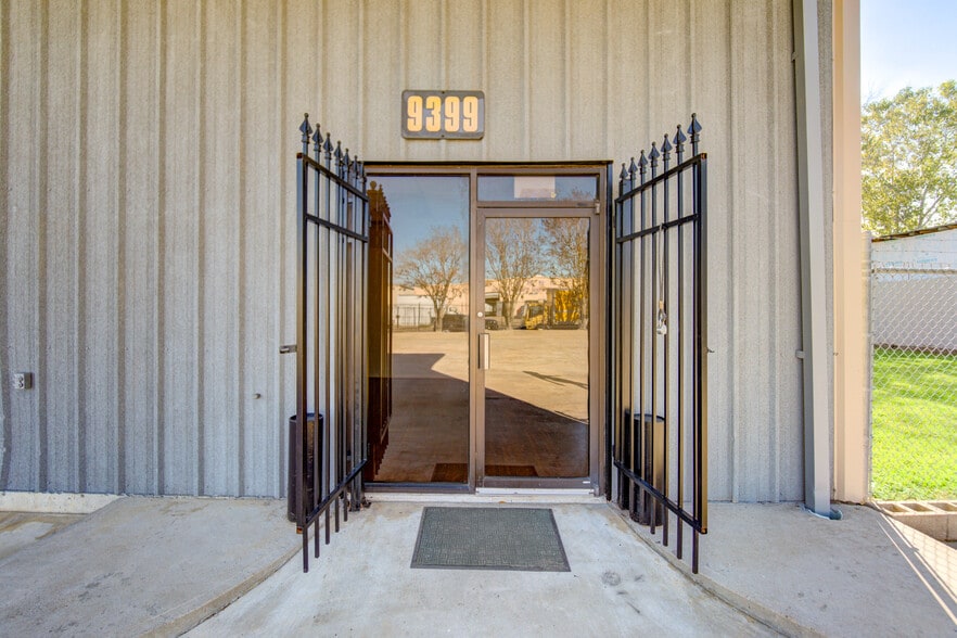 More Photos Of 9399 Summerbell, Houston Warehouse For Lease
