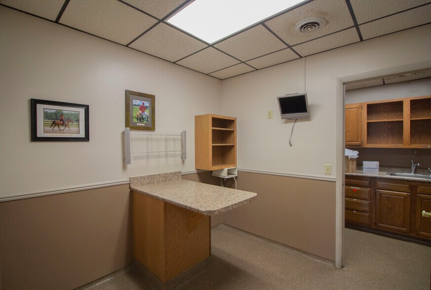 More Photos Of 32251 E Red Arrow Hwy, Paw Paw Veterinarian Kennel For Sale