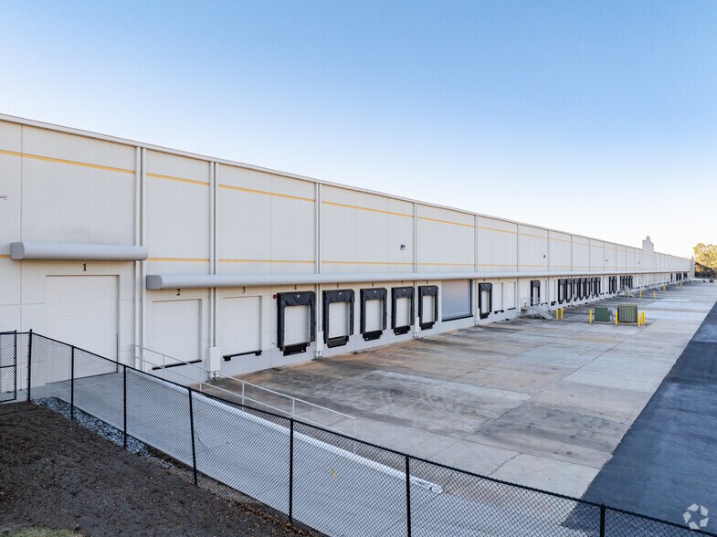 More Photos Of 237 Greenwood Industrial Ct, McDonough Distribution For Lease