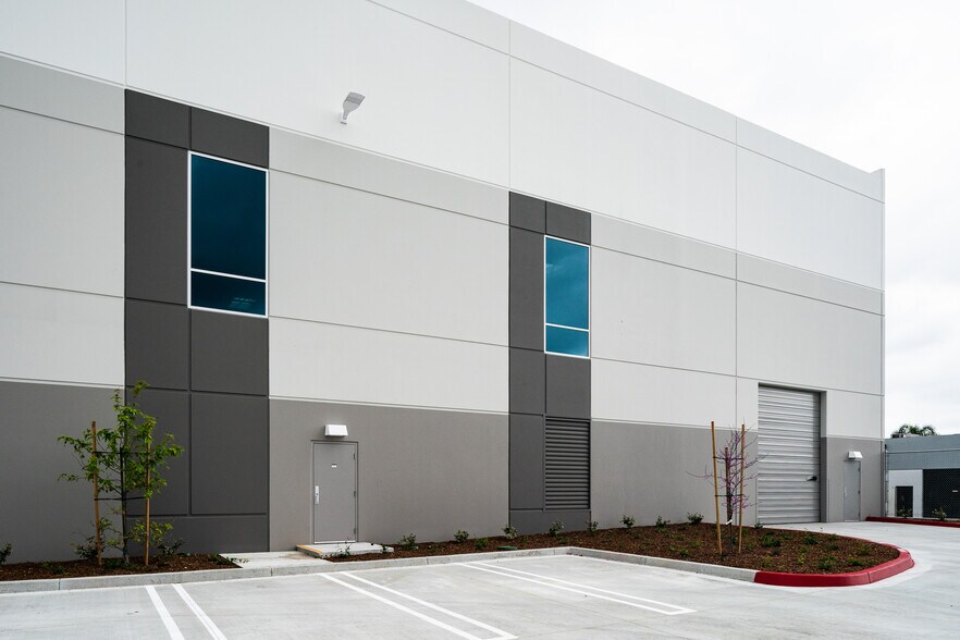 More Photos Of 3071 E Coronado St, Anaheim Warehouse For Lease