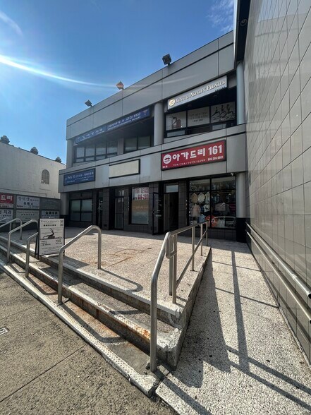 More Photos Of 16112 Northern Blvd, Flushing Storefront Retail Office For Lease