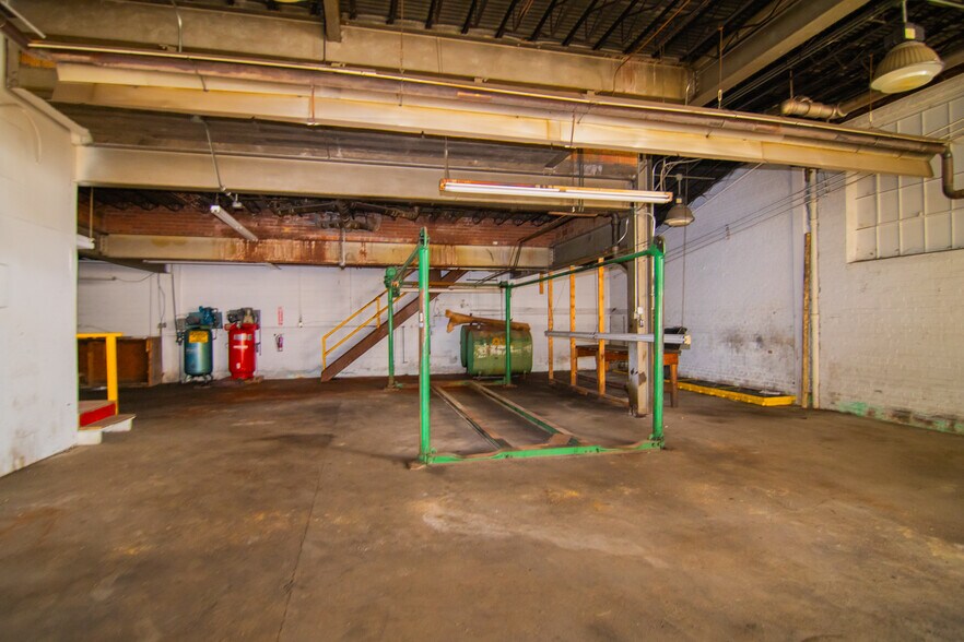 More Photos Of 1439 Sunset Blvd, Steubenville Flex For Sale