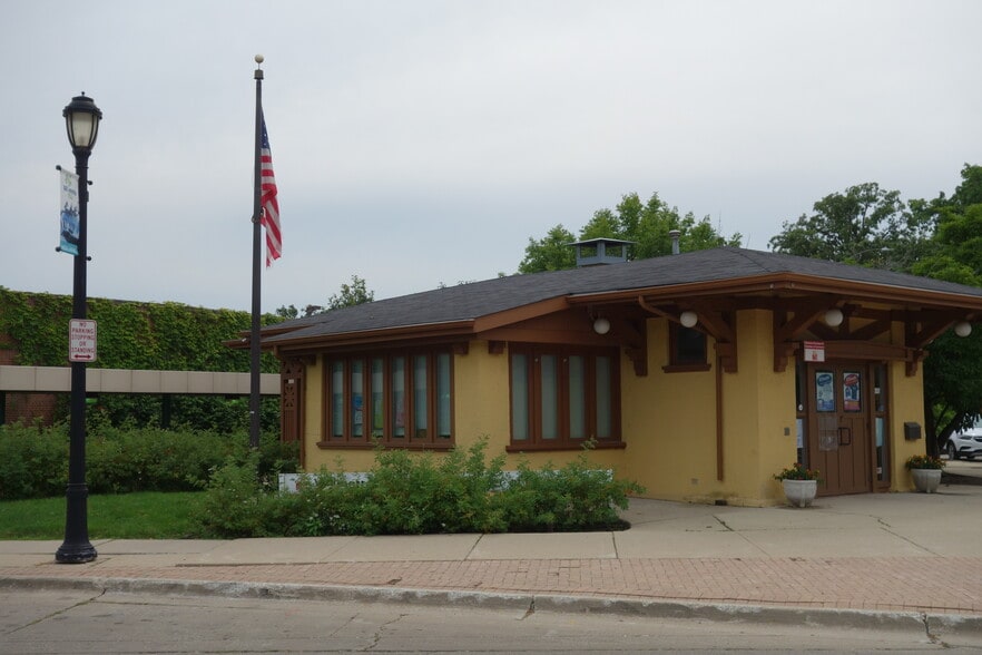 More Photos Of 351 Linden Ave, Wilmette General Retail For Sale