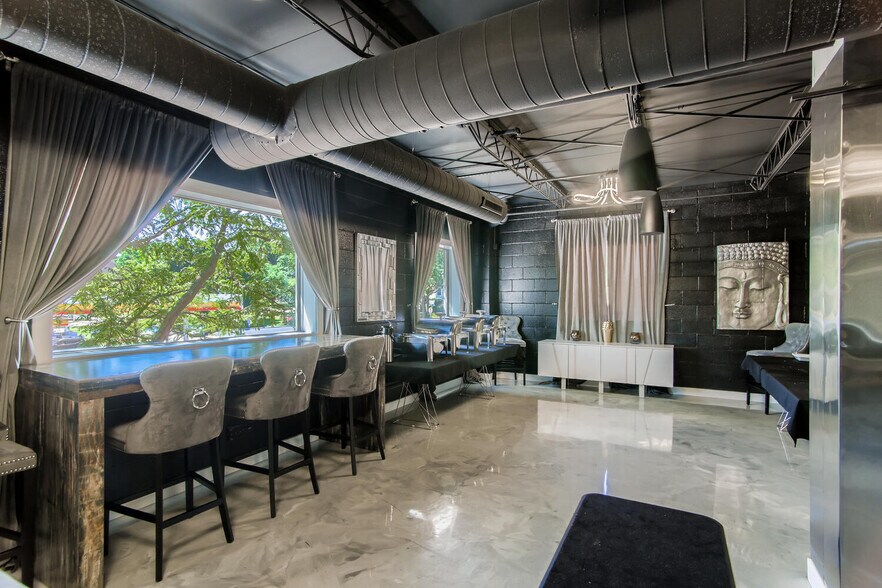 More Photos Of 312 W Main St, St Charles Restaurant For Lease