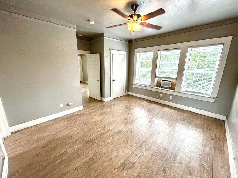 More Photos Of 1409 W Woodlawn Ave, San Antonio Apartments For Sale