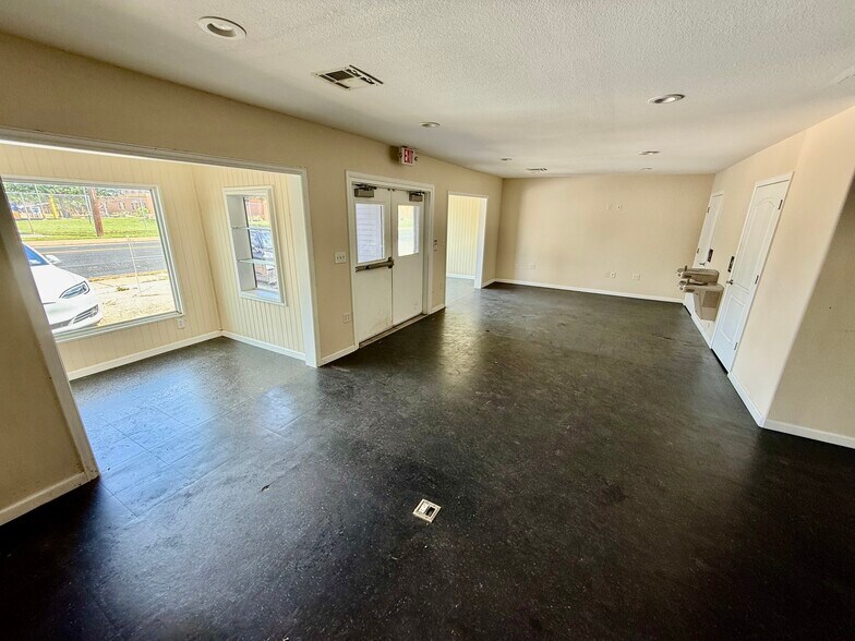 More Photos Of 4612 Burnet Rd, Austin Freestanding For Sale