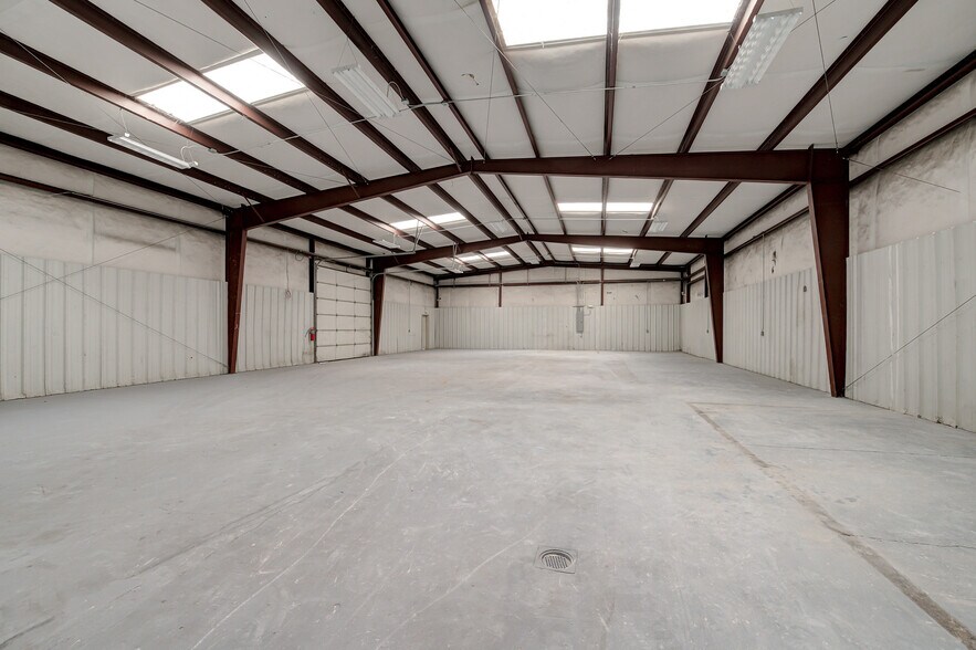 More Photos Of 412 Glade Ave, Oklahoma City Manufacturing For Lease