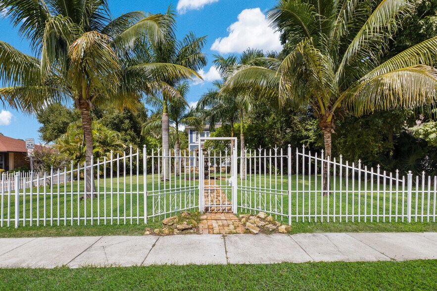 More Photos Of 1332 3rd Ave W, Bradenton Specialty For Sale