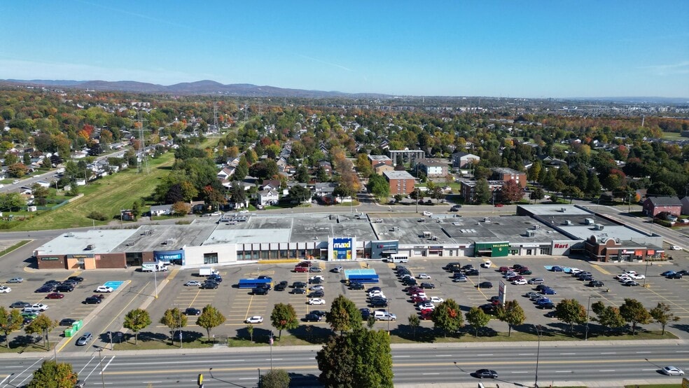 More Photos Of 9550 Boul De L'ormière, Québec General Retail For Lease