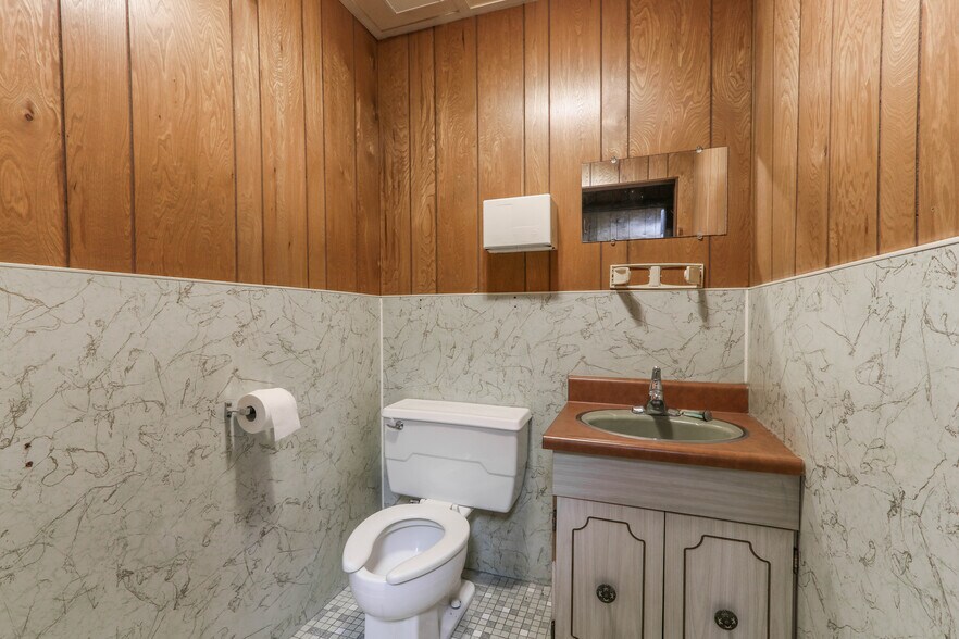 More Photos Of 1301-1305 S Central Ave, Marshfield Convenience Store For Sale