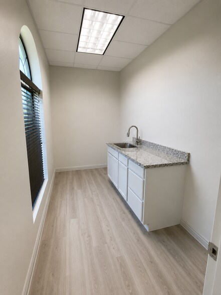 More Photos Of 7115 FM 2920, Spring Unknown For Lease