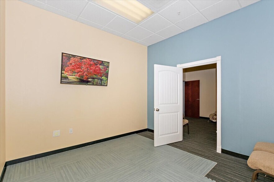 More Photos Of 7970 Cherry Ave, Fontana Showroom For Lease