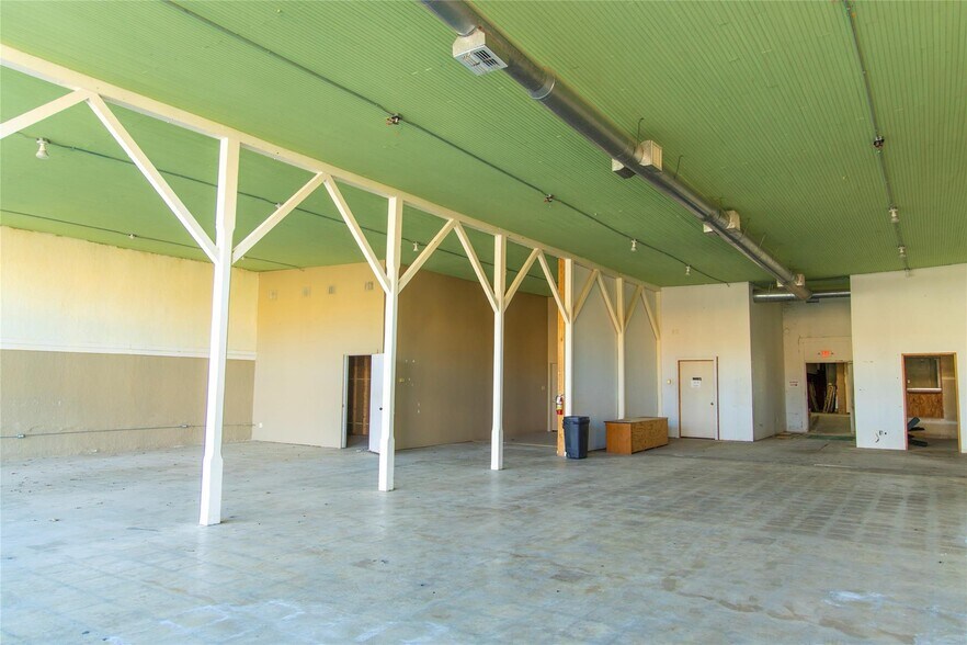 More Photos Of 1020 Halsell St, Bridgeport Flex For Sale