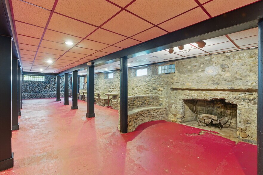 More Photos Of 200 Worthington Rd, Huntington Restaurant For Sale