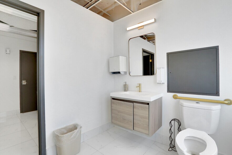 More Photos Of 300 W Adams St, Jacksonville Office For Sale