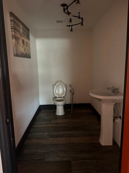 More Photos Of 10401-10409 Quail Roost Dr, Miami Service For Lease