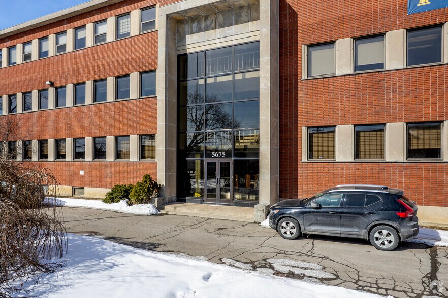 More Photos Of 8270-8310 Ch Devonshire, Mt Royal Unknown For Lease