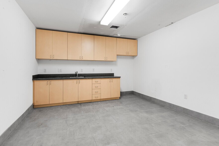 More Photos Of 1511 W Broadway St, Ardmore Auto Dealership For Sale