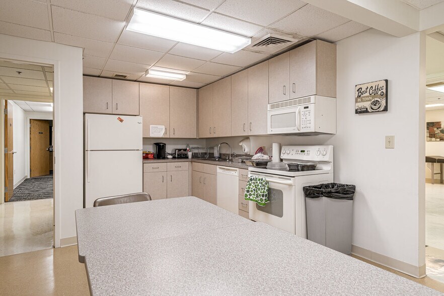 More Photos Of 4331 Churchman Ave, Louisville Medical For Sale