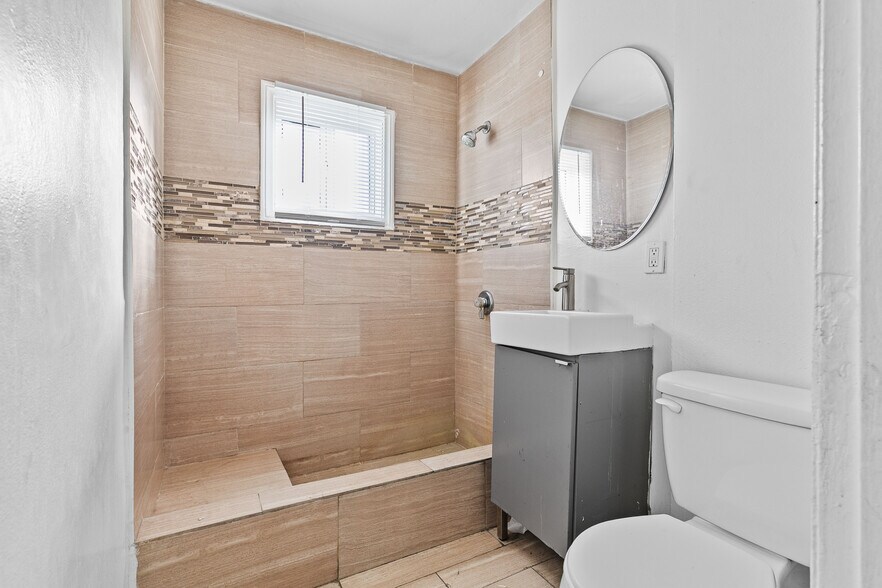 More Photos Of 5520-5522 Cahuenga Blvd, North Hollywood Freestanding For Sale